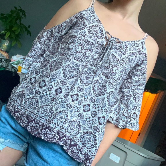 LA Hearts: Cold Shoulder Printed Top - Picture 2 of 13